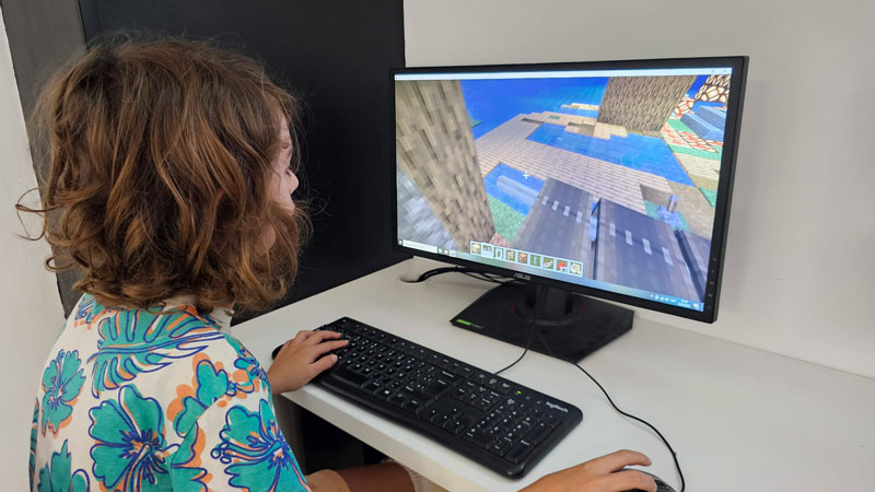 Learning to code through video games: the educational power of Minecraft and Roblox